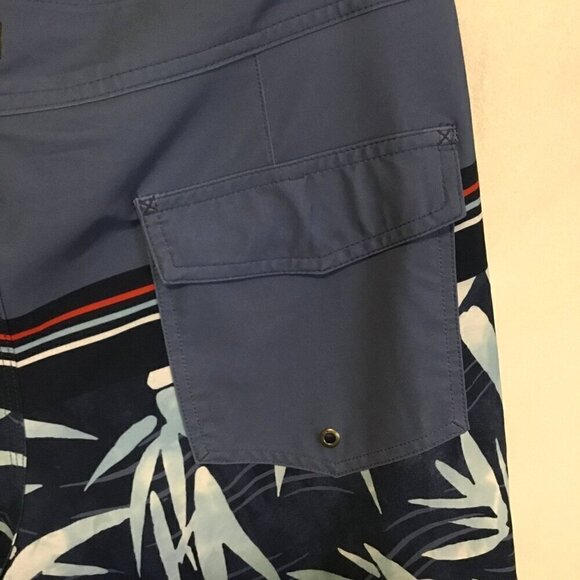 Quiksilver Men's Boardshorts Red White Blue Floral Size 34 - Picture 5 of 7